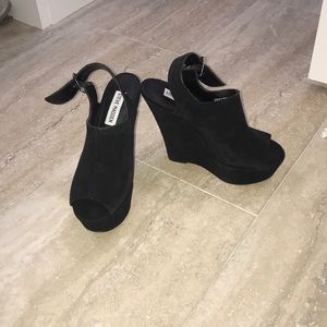 Steve Madden black wedges